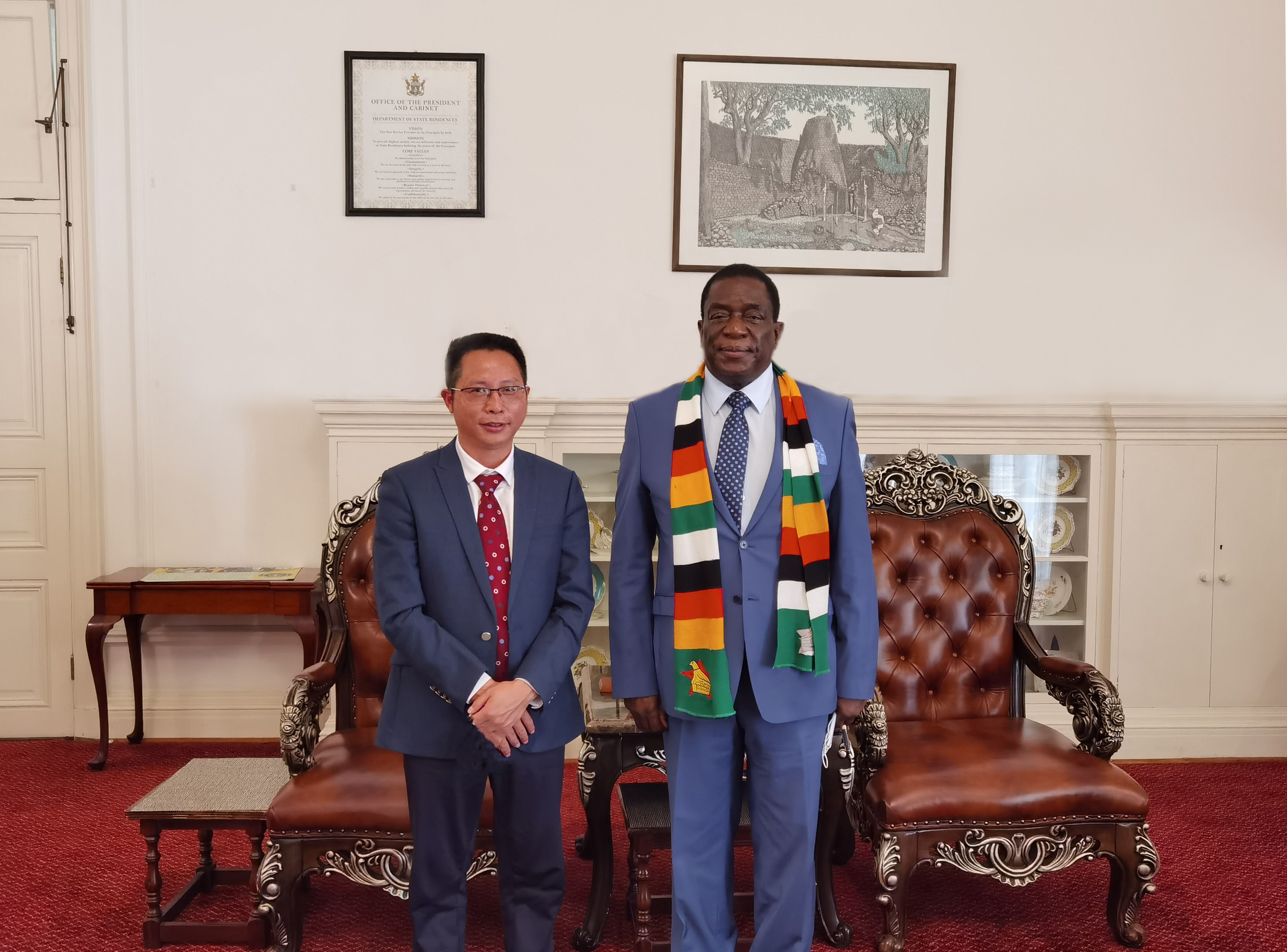 津巴布韦总统亲切会见米6体育资源Bikita矿业有限公司总经理王振华